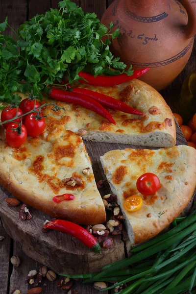 Megrelianische Chachapuri Auf Einem Holztisch Käsekuchen Mit Koriander Pfeffer Und — Stockfoto