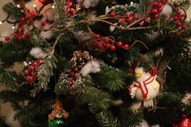 Hediyeler ve süslemelerle Noel ağacı