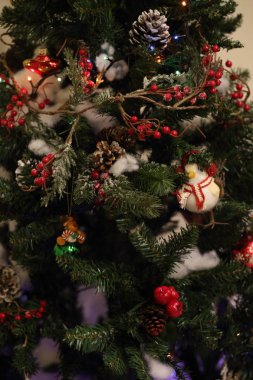 Noel ağacının dallarında Noel süslemeleri