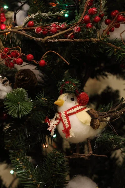 Decorações Natal Brinquedo Árvore Natal Forma Uma Coruja Nos Ramos — Fotografia de Stock