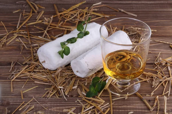Kaas Saint Mor Touren Met Munt Witte Wijn Houten Achtergrond — Stockfoto