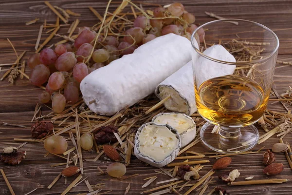 Käse Saint Mor Touren Mit Trauben Und Weißwein — Stockfoto