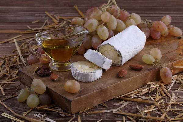 Queso Saint Mor Touren Con Uvas Sobre Una Mesa Madera — Foto de Stock