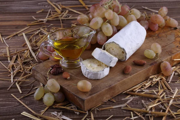 Queijo Saint Mor Turen Com Uvas — Fotografia de Stock