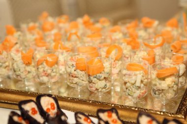 Beyaz sos ve kırmızı balık sebze salatası