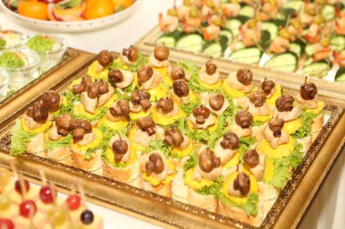 Tavuk ve mantar ile kanepe. Ekmek, mantar ve eğ acımasız snack