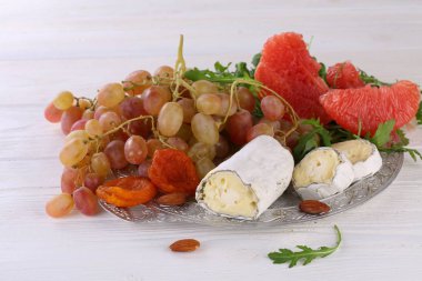 Peynir Saint-Mor-de-Touren üzüm, greyfurt ve badem ile
