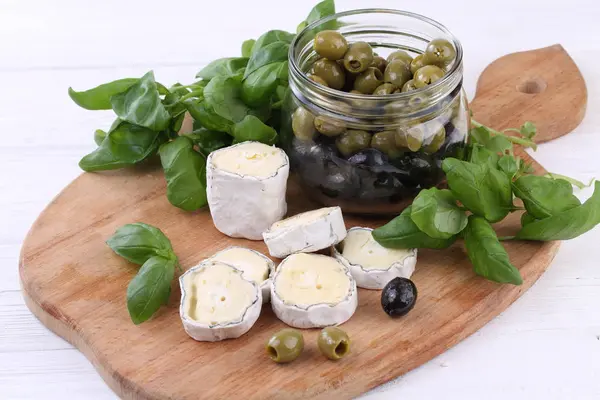 Bodegón Con Queso Saint Mor Turen Con Aceitunas Negras Sobre — Foto de Stock