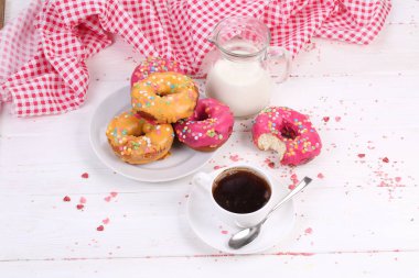 Beyaz ahşap zemin üzerinde çörek ile kahve