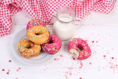 Çocuk el çörek bir parlak meyve sır tutmak.