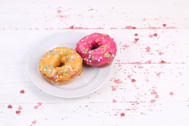 Beyaz ahşap zemin üzerine sütlü çörek