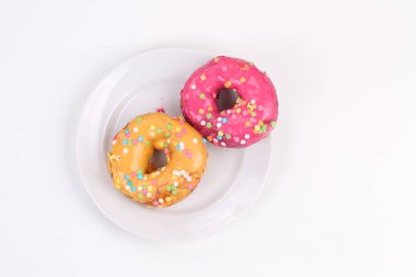 Beyaz ahşap zemin üzerine sütlü çörek