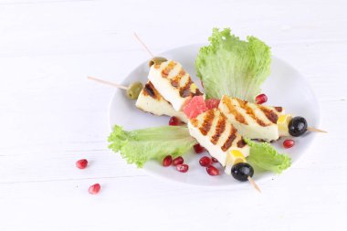 Halumi peynir limon ve zeytin şiş üzerinde ızgara