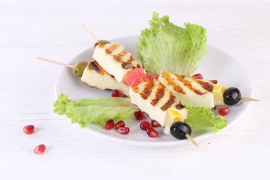 Halumi peynir limon ve zeytin şiş üzerinde ızgara