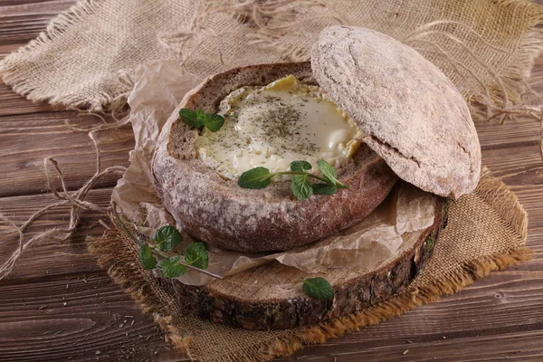 Kenyérben Sült Camembert Sajt — Stock Fotó