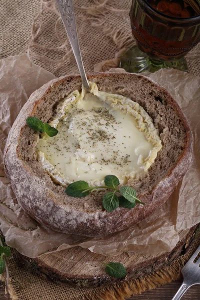 Smeltet Kamembert Ost Bakt Brød Med Rødvin – stockfoto