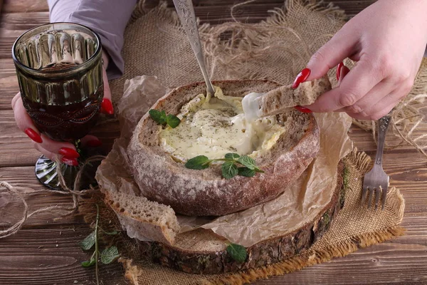 Manos Femeninas Pan Mojado Queso Camembert Derretido — Foto de Stock