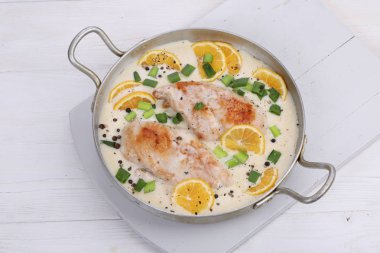 Tavuk güveç beyaz soslu limon ile