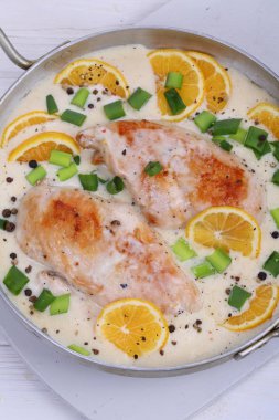 Tavuk güveç beyaz soslu limon ile