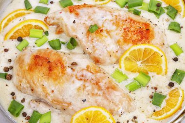 Tavuk güveç beyaz soslu limon ile