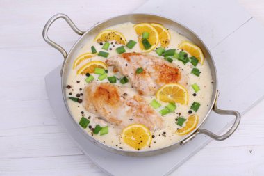 Beyaz zemin üzerine limon ile tavuk