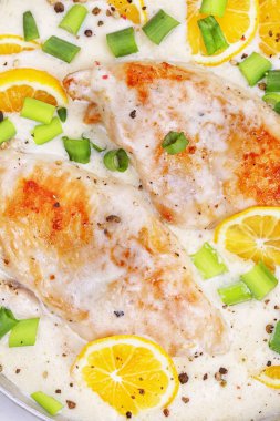 Tavuk güveç beyaz soslu limon, soğan ve baharatlar