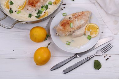 Beyaz zemin üzerine limon ile tavuk