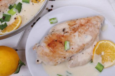 Beyaz zemin üzerine limon ile tavuk