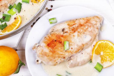 Tavuk güveç beyaz soslu limon, soğan ve baharatlar