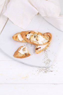 yumuşak peynir ve pasteurnak ile beyaz somun sandviç