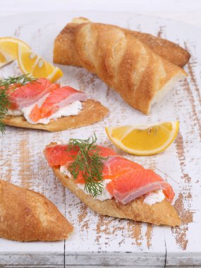 Somon ve limon sandviç