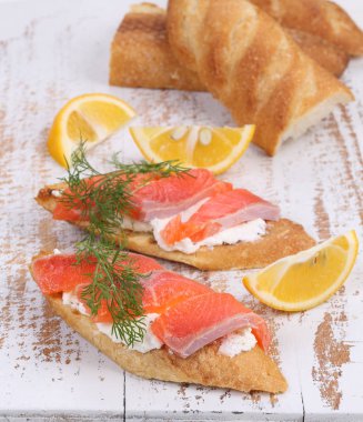 Somon ve limon sandviç