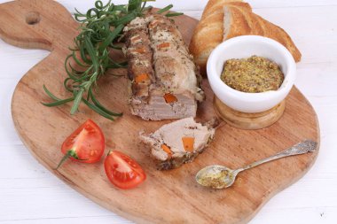 Biberiye ve ahşap bir masa üzerinde Dijon hardal ile kavrulmuş ham