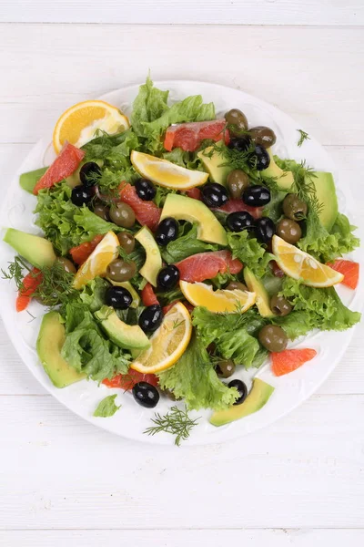 Salat Mit Lachs Avocado Und Oliven Auf Weißem Hintergrund — Stockfoto