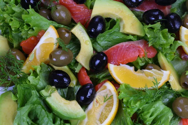 Salada Com Salmão Abacate Azeitonas Sobre Fundo Branco — Fotografia de Stock