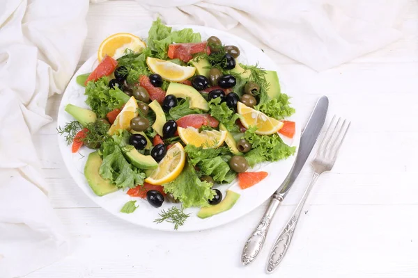 Salade Avec Saumon Avocat Olives Sur Fond Blanc — Photo