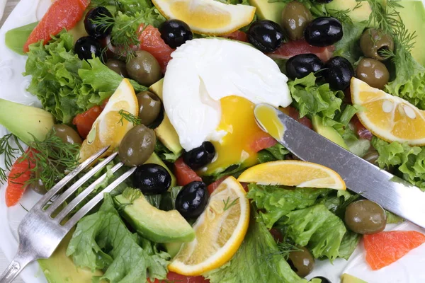 Salat Mit Lachs Avocado Und Oliven Auf Weißem Hintergrund — Stockfoto