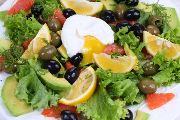 Gemüsesalat Mit Lachs Und Avocado — Stockfoto