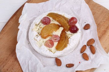 Camembert badem, armut ve üzüm ile