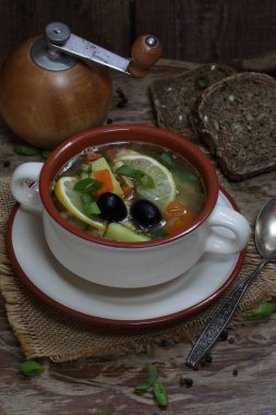 Somon kulak zeytin ve limon ile