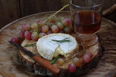 Camembert şarap ile. Camembert peyniri