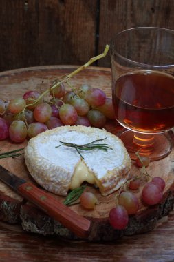 Camembert şarap ile. Camembert peyniri