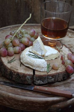 Camembert şarap ile. Camembert peyniri