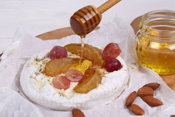 Camembert Med Frukt Honung Och Päron — Stockfoto