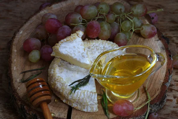 Camembert Mézzel Szőlő Camembert Sajt — Stock Fotó