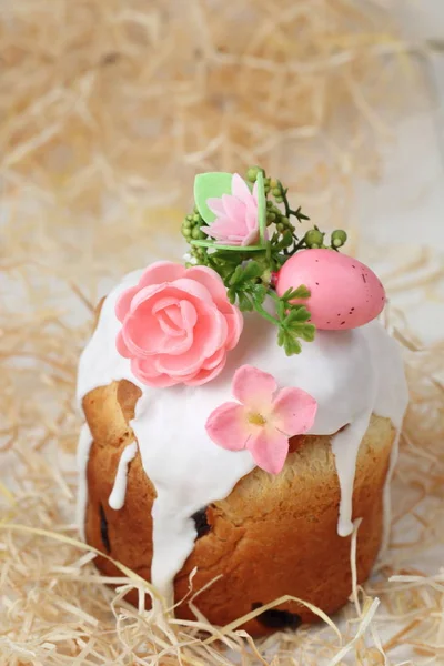 Kue Paskah Dengan Icing Putih Dan Dekorasi Manisan — Stok Foto