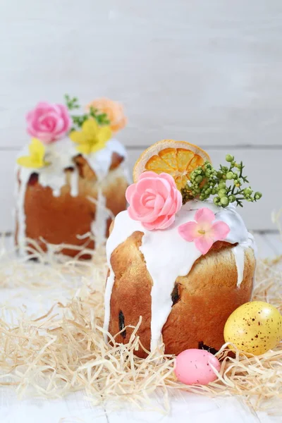 复活节蛋糕与白色结冰和糖花 — 图库照片