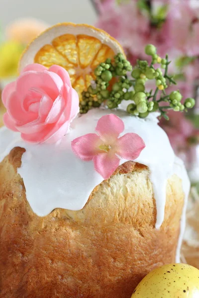 Osterkuchen Mit Weißem Zuckerguss Und Zuckerblumen — Stockfoto