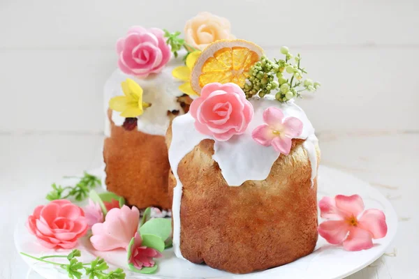 Kue Paskah Dengan Icing Putih Dan Gula Bunga — Stok Foto