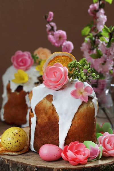 Osterkuchen Mit Weißem Zuckerguss Und Zuckerblumen — Stockfoto